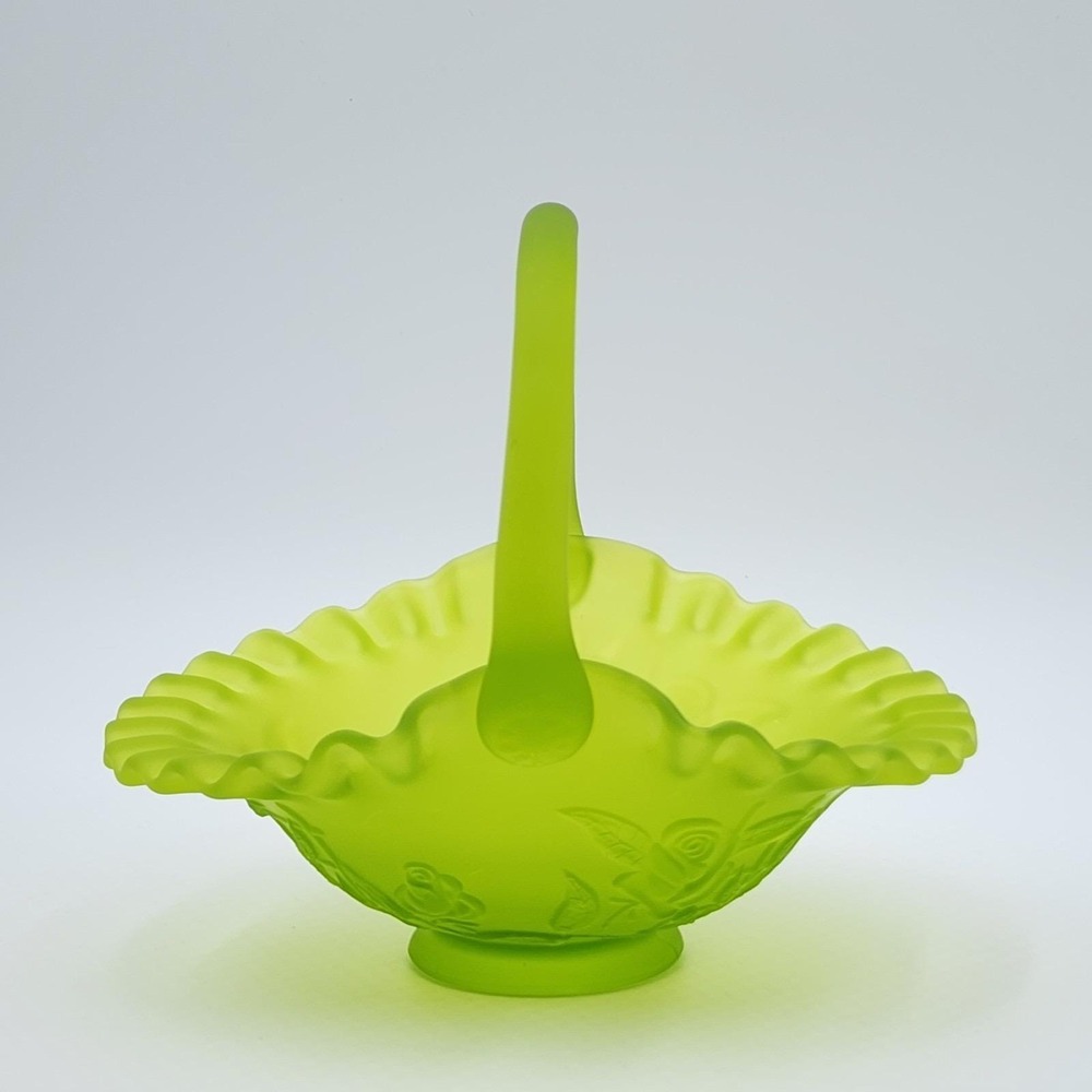 Vintage Westmoreland Lime Green Satin Glass Rose Trellis Basket Ruffled Rim - Picture 5 of 16